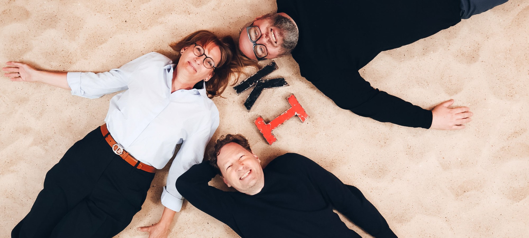 Das Team von Haus der KI mit den Buchstaben K und I